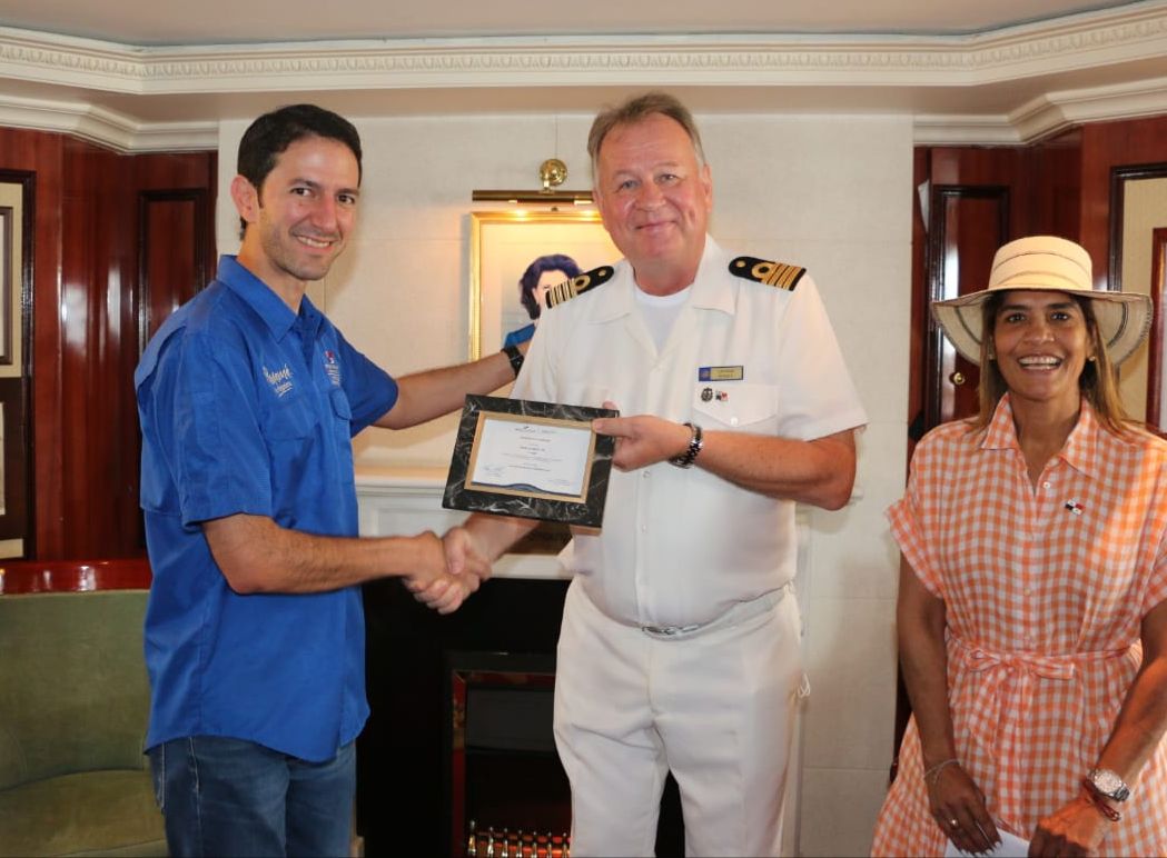 ATP entrega certificado de reconocimiento a la línea de cruceros Star Clippers por sus 15 años realizando viajes a Panamá