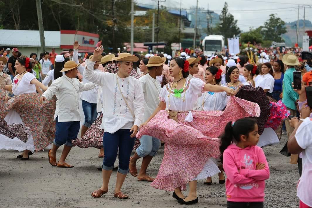 Inicio en Panamá, el desfile de carrozas de la Parada de la Flor