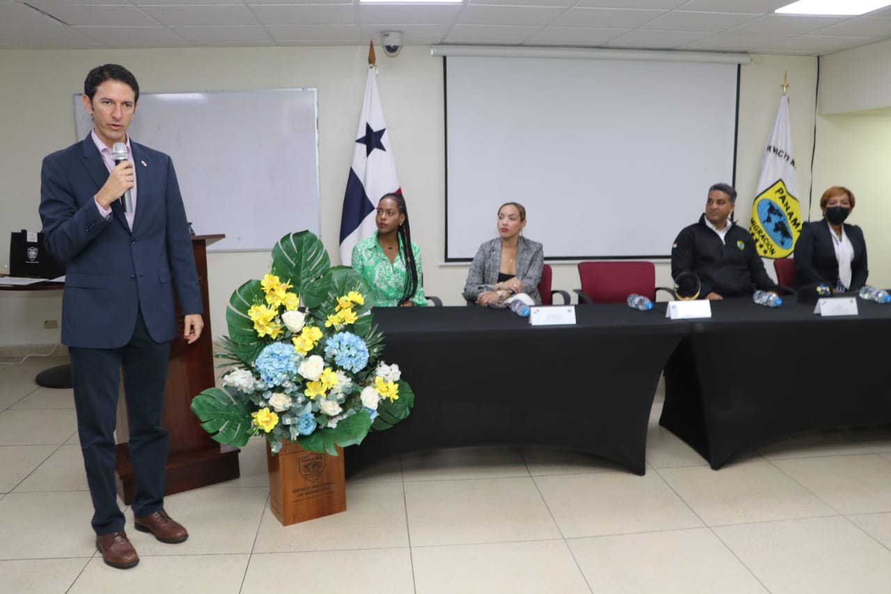 Capacita Panamá a inspectores de Migración y guías de turismo