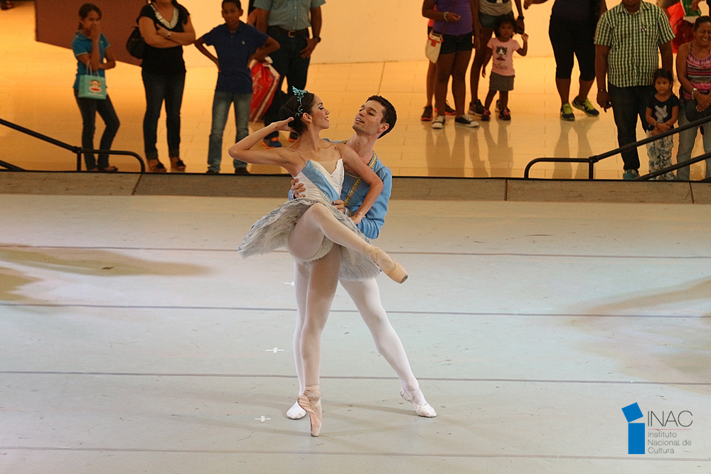 Estudiantes de primaria disfrutan y aprenden con Ballet Nacional