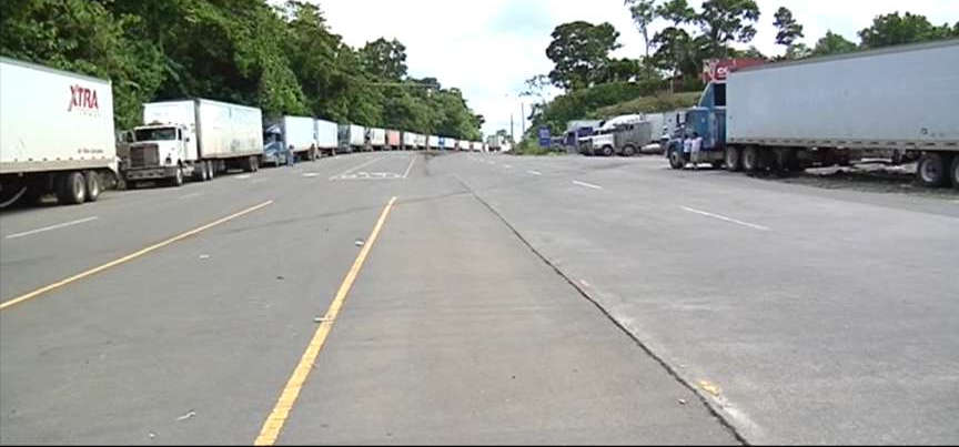 Mercancías varadas en la frontera Panamá-Costa Rica por retrasos aduanales de Costa Rica