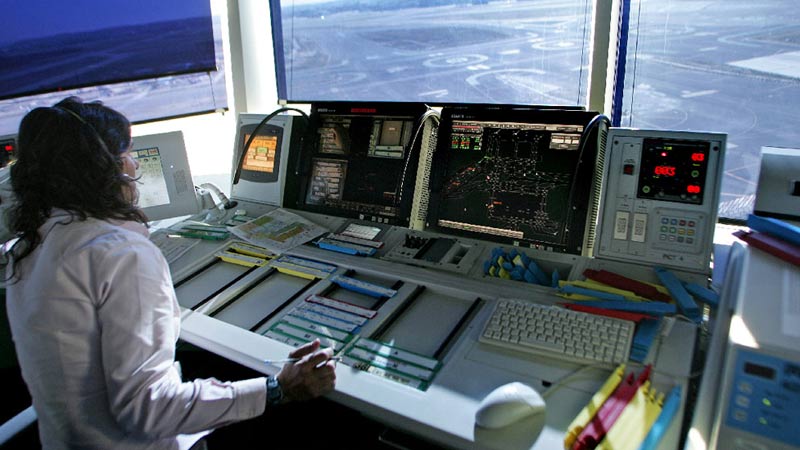 Insisten controladores aéreos panameños en regular su profesión