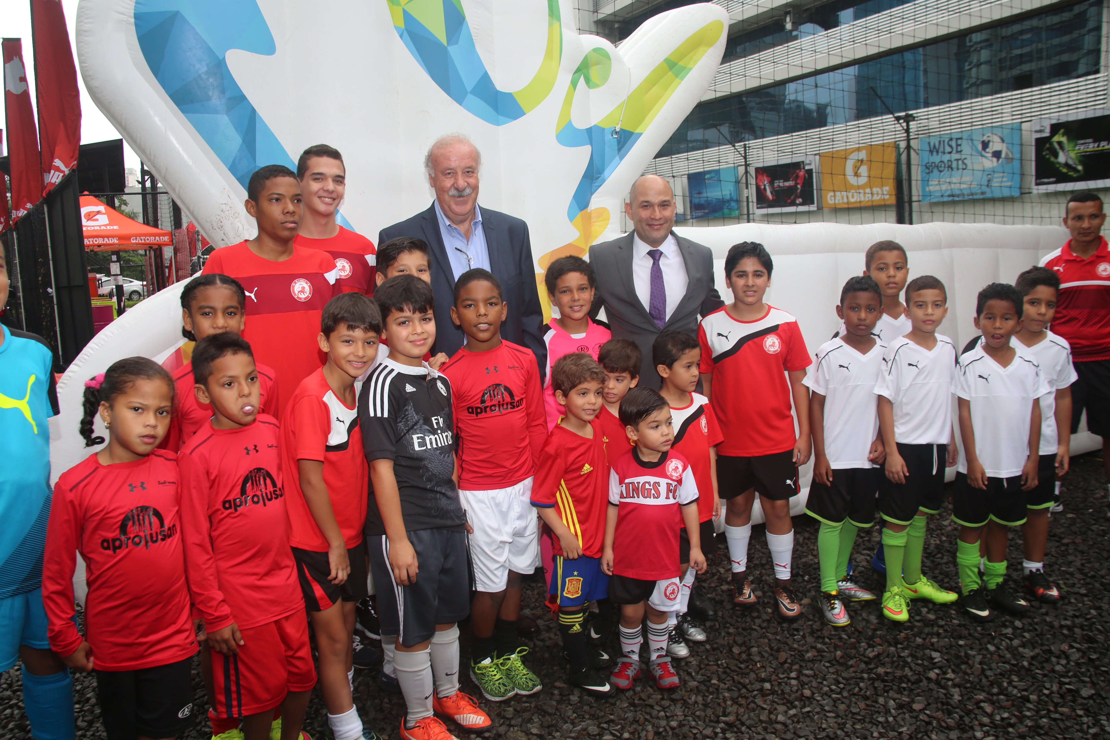 Del Bosque dicta seminario de fútbol a niños de barrios pobres de Panamá