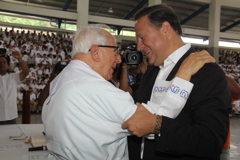 Panameños despiden a Padre Fernando Guardia