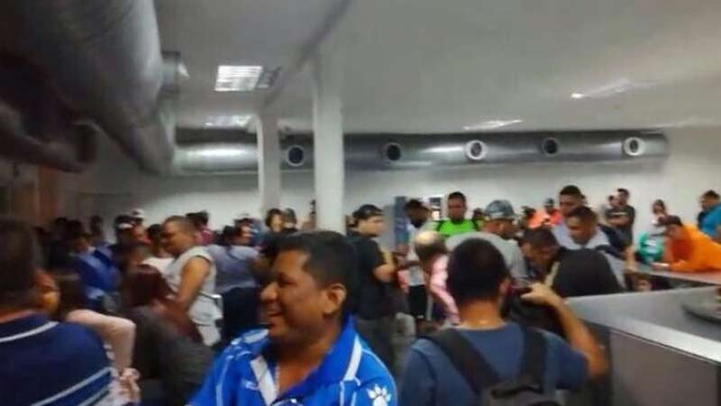 Aficionados costarricenses varados en Panamá regresan a su país