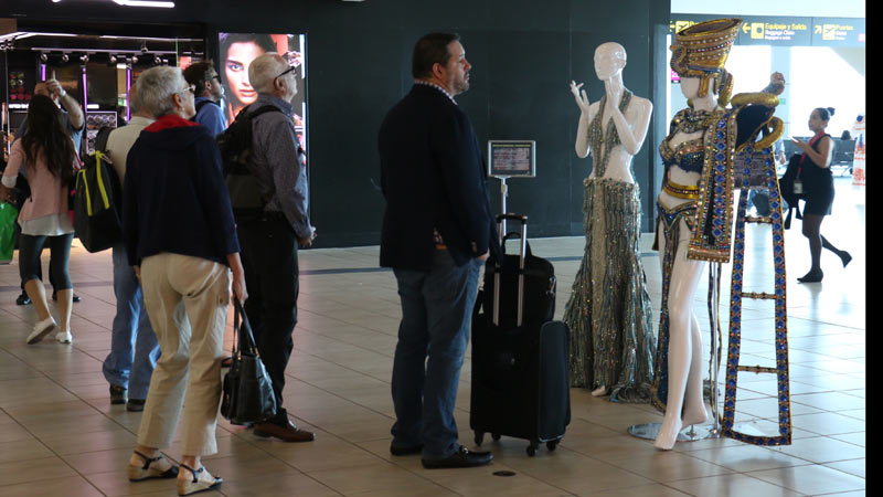 Exhiben trajes folclóricos en terminal aérea de Tocumen durante  Mes de la Patria